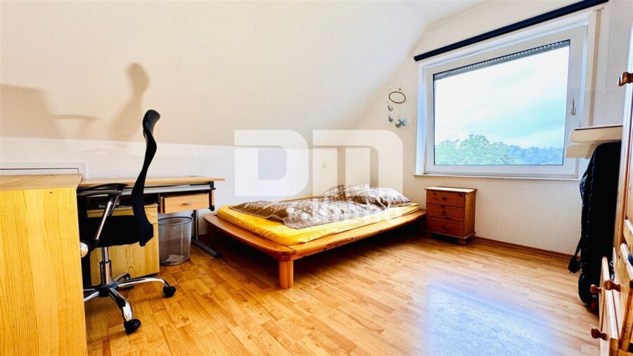 Modernisiertes Einfamilienhaus mit Einliegerwohnung, Wintergarten, Sauna und 2 Garagen - OG / DG Schlafzimmer